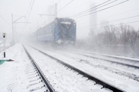 暴风雪和超车