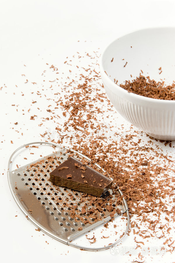 准备磨碎的巧克力块