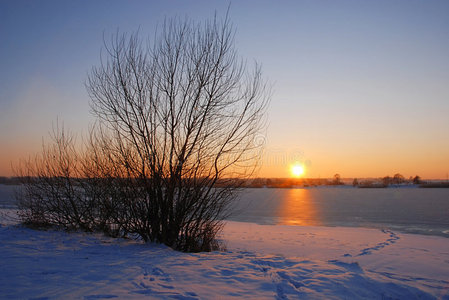 湖边的冬日夕阳