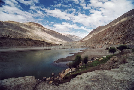 有云和雅鲁藏布江的藏族景观图片