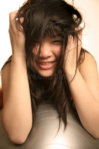 凌乱的女孩头发凌乱的亚洲女孩照片