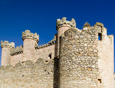 图尔加诺城堡的城墙