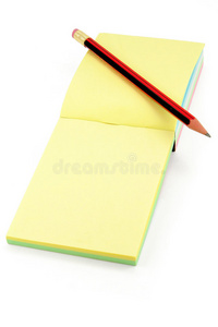 彩色笔记纸和铅笔