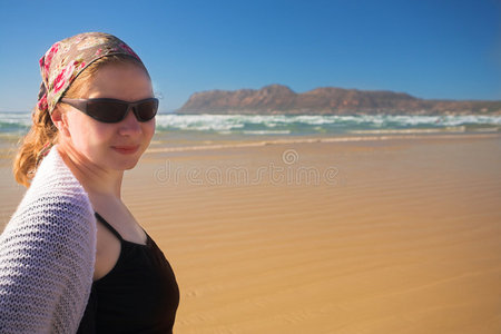 穆森伯格海滩上戴墨镜的年轻女子
