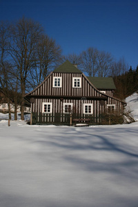 山间小屋图片