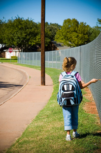 上学第一天走路上学的小女孩