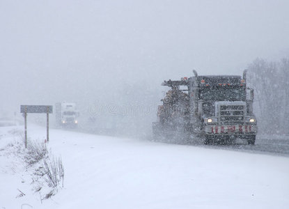 在暴风雪中开车