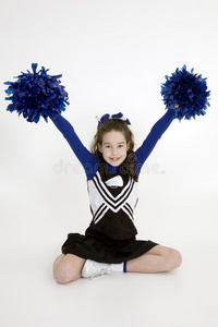 九岁的白人女孩穿着蓝色啦啦队服