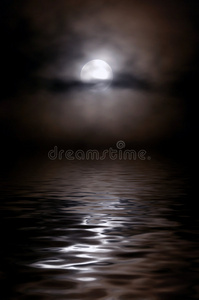 月在云端，夜湖之上，是一条月路