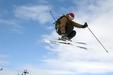 滑雪者在高空跳跃