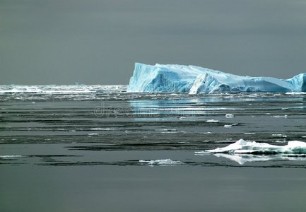 阳光下的南极冰山