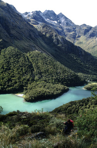 风景秀丽的山谷和湖泊图片