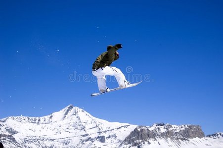 滑雪板运动员在高空跳跃