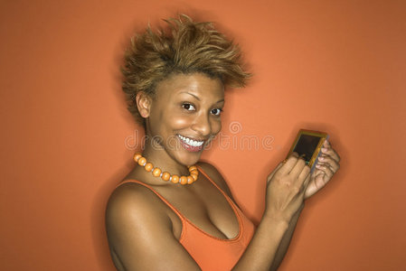 非裔美国妇女持有PDA。