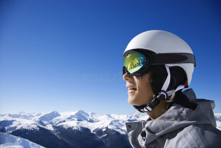 十几岁的男孩在山上滑雪。