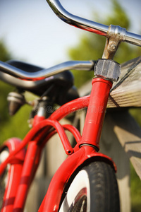 靠在栏杆上的红色自行车。
