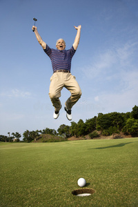 一个为打好高尔夫球而高兴的人。