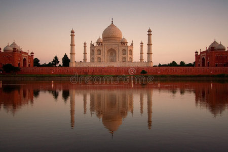 河中倒影的泰姬陵照片