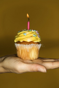 孕妇仰卧在床上拿着蛋糕生日派对上拿着蛋糕的漂亮女孩一个超重男孩拿