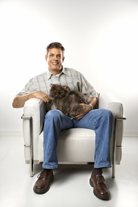 坐着抱着猫的人。