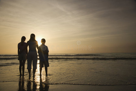 妈妈和孩子们在海滩上。