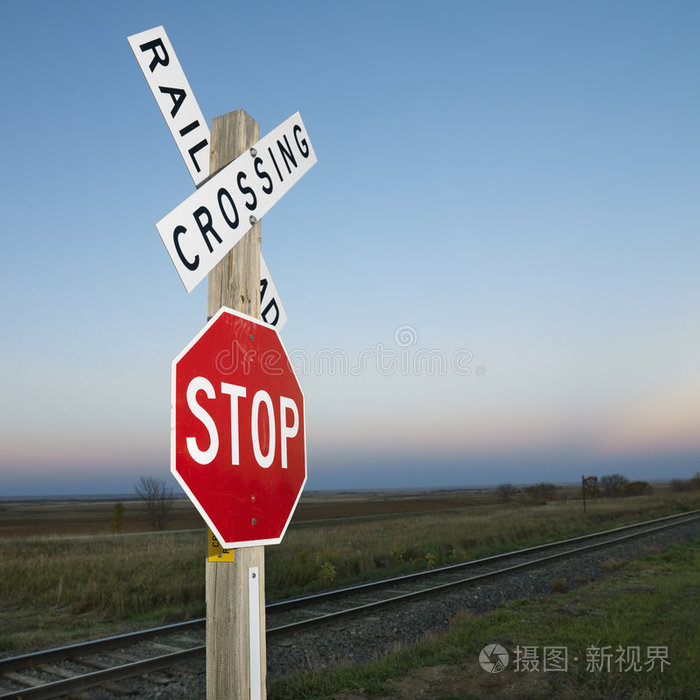 下载小样发票合同问题/举报街道上的自行车路标铁路平交道口标志.