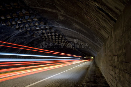隧道里的汽车灯光