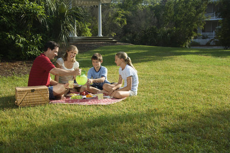 一家人在公园野餐。