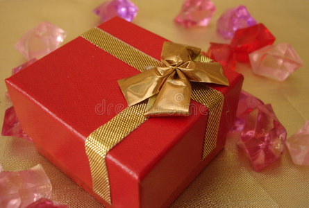 金色背景的红色礼品盒