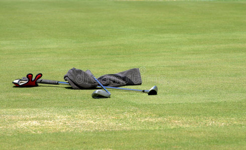 毛巾和两个高尔夫球杆。