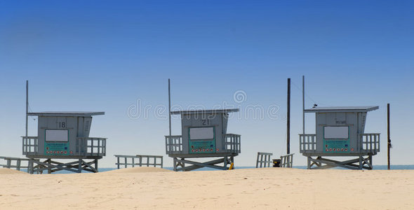 加州威尼斯海滩上的三间救生员小屋