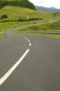 亚速尔群岛景观，道路弯曲且多风