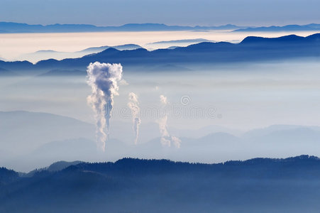 山上的雾景图片