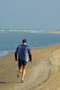 沿着海滩奔跑