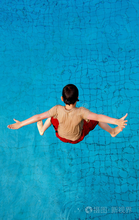 池的跳水板上地表以下跳进游泳池大喷溅女孩跳进游泳池泼洒浮潜儿童