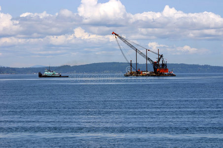 拖船和驳船起重机照片