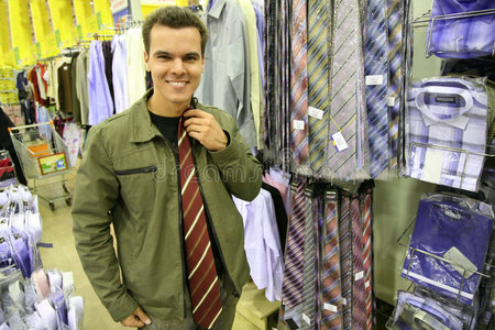 男人买领带照片