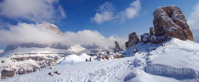 白云石滑雪冒险