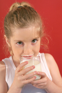 女孩用牛奶喝牛奶
