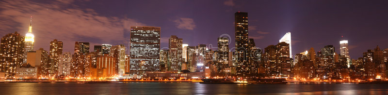 曼哈顿夜晚的天际线