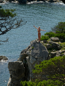 海边岩石上的快乐女孩