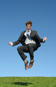 海边跳起来的男人图片