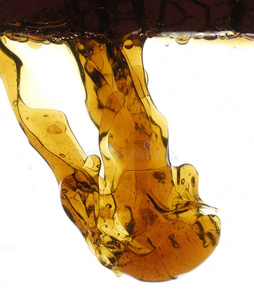 油溅入水中水和油水中的油水下溢油油气水工业管道