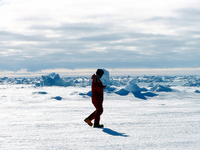 在南极洲行走的人
