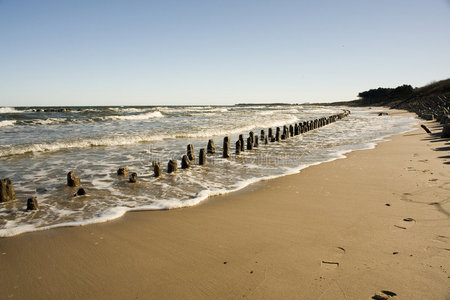沙滩上的木栅栏