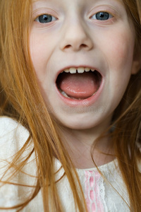 小女孩大嘴巴照片