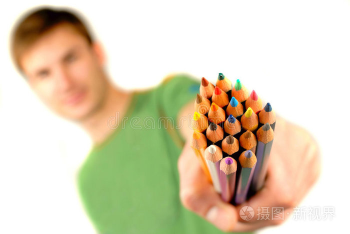 手中的彩色铅笔