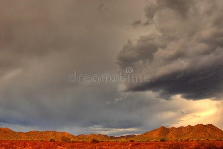 沙漠山雨