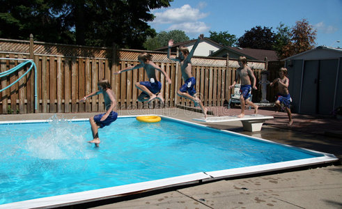 男孩子们跳进游泳池图片
