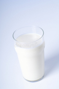 一杯鲜牛奶图片